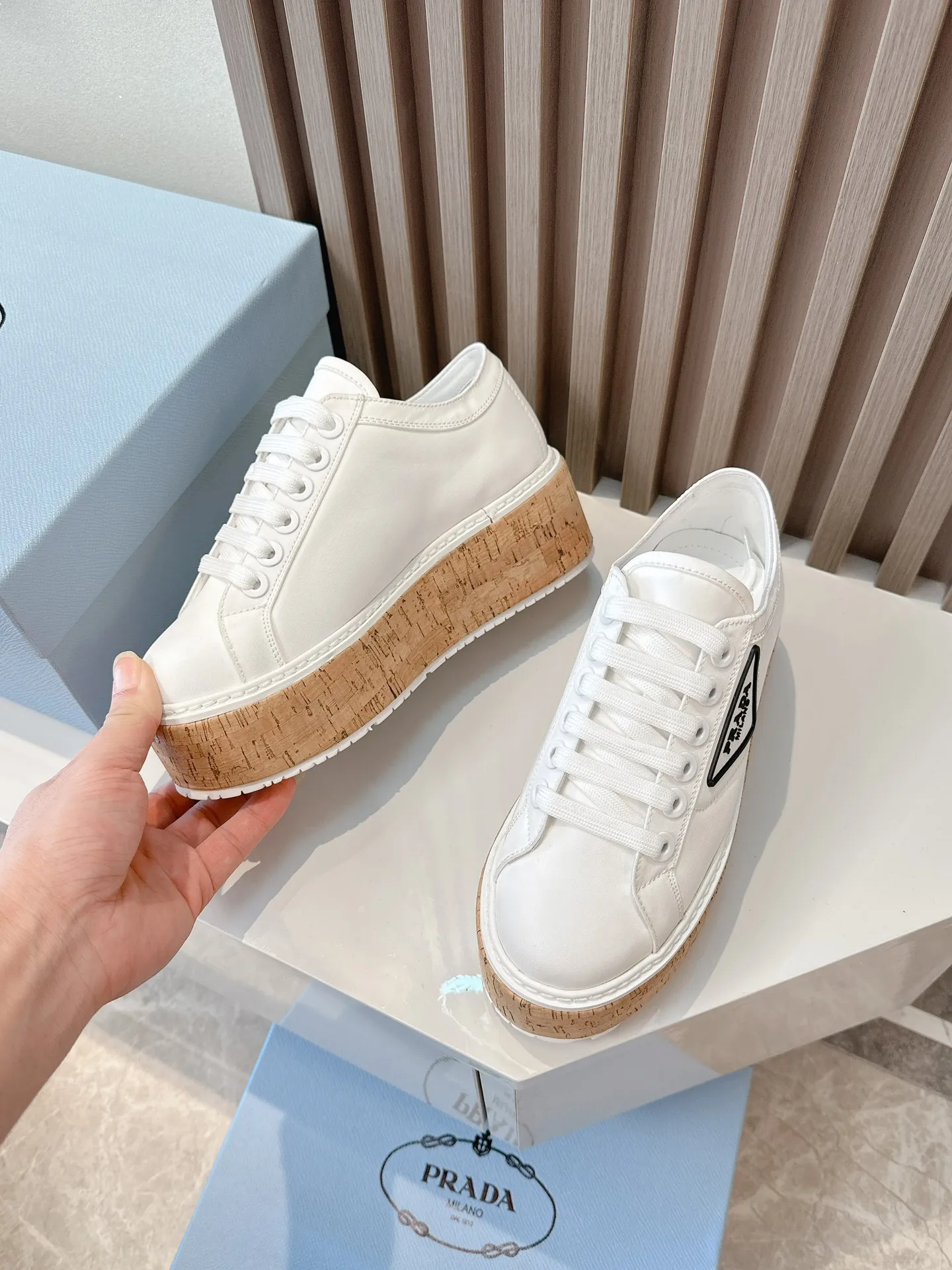 👟👟Ex-factory price 500👟👟 ☑️SNGG ｜Thick-soled high-explosive shoes Super hot Prada Prada 2024 latest spring and summer sawtooth Roman ultra-light thick-soled shoes! Retro, fashionable and avant-garde gear teeth make the whole pair of shoes light, comfortable and brightly colored to satisfy a variety of choices for fashionable people of different styles! The iconic molded injection triangle logo is matched with the shape of the upper foot 🦶🏻It’s super nice, every element is fashionable! - MATERIAL Material - ⇢ Upper: imported silk nylon twill ⇢ Lining: sheepskin lining ⇢ Outsole: TPU wood grain rubber combination outsole ⇢size：#35～40